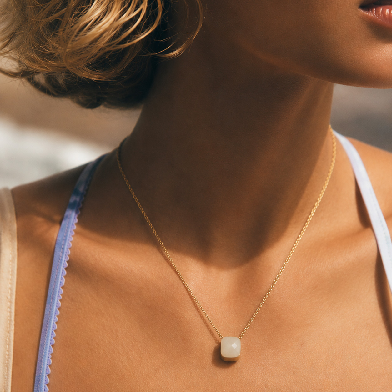 Cadena con Dije de Asero con piedra y baño de Oro 14k