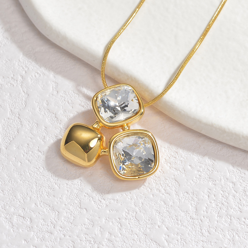 Cadena Con Tres Dijes de Areco con Piedras Cubic Zirconia
