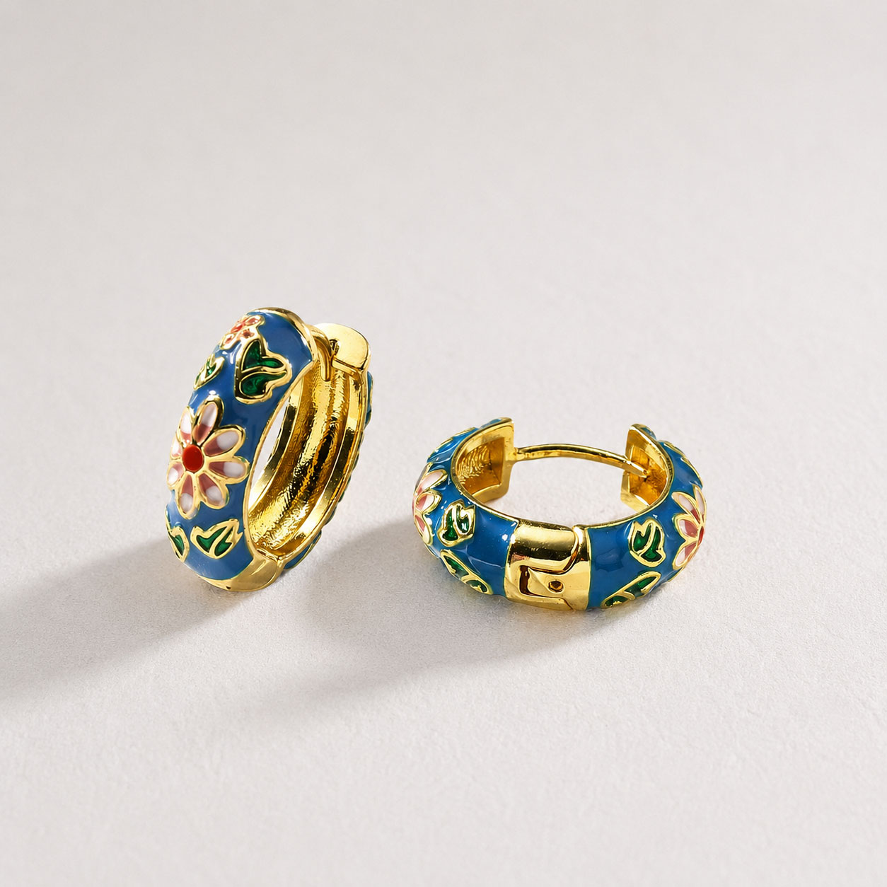 Aros Esmaltados Flor Baño de Oro 18k - Base Azul