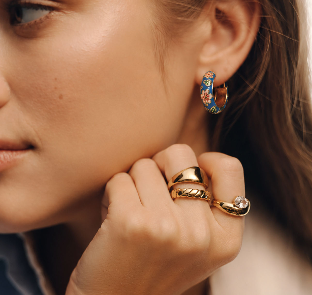 Aros Esmaltados Flor Baño de Oro 18k - Base Azul