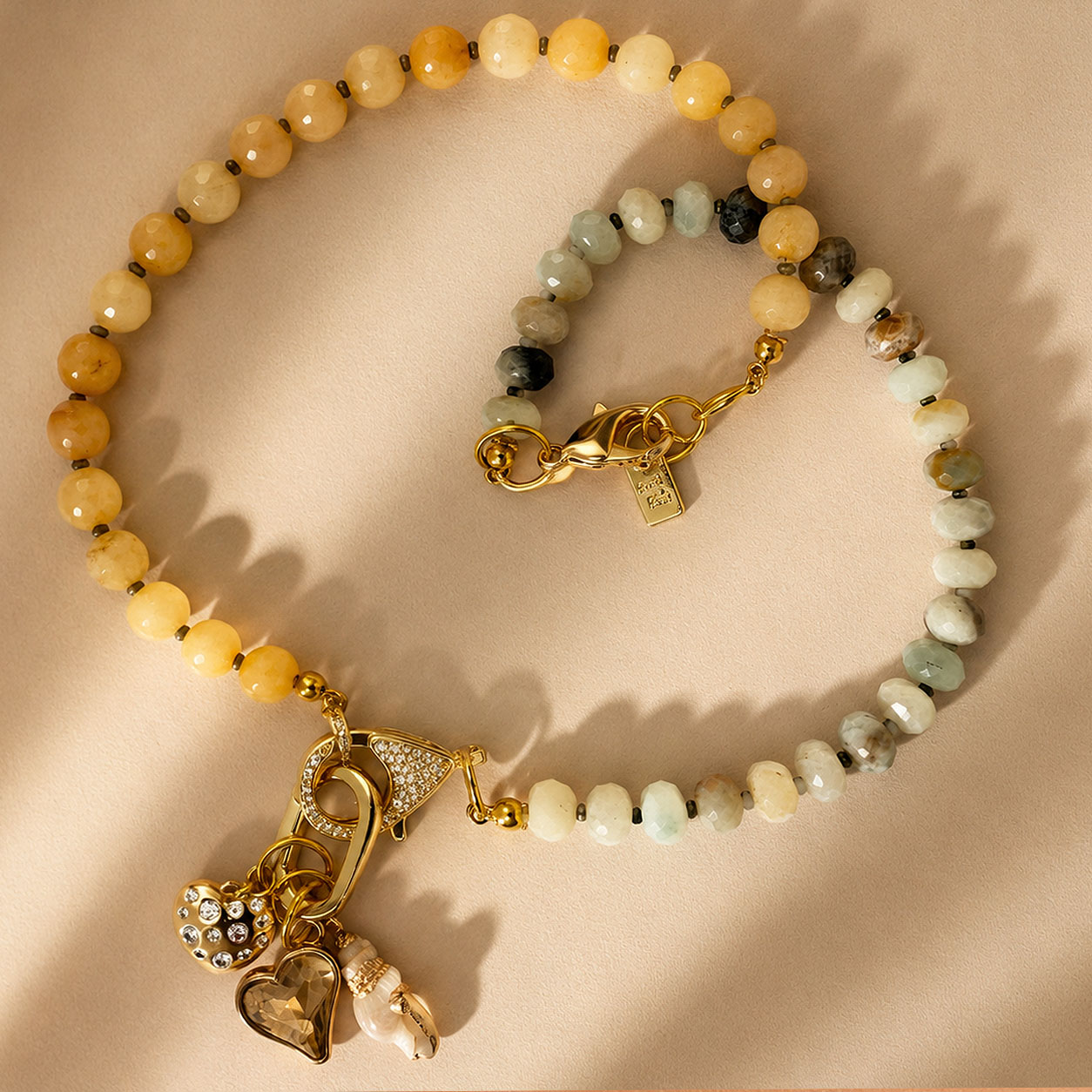 Collar de piedras naturales con terminaciones de Oro 18k y Cubic Zirconia con tres Dijes