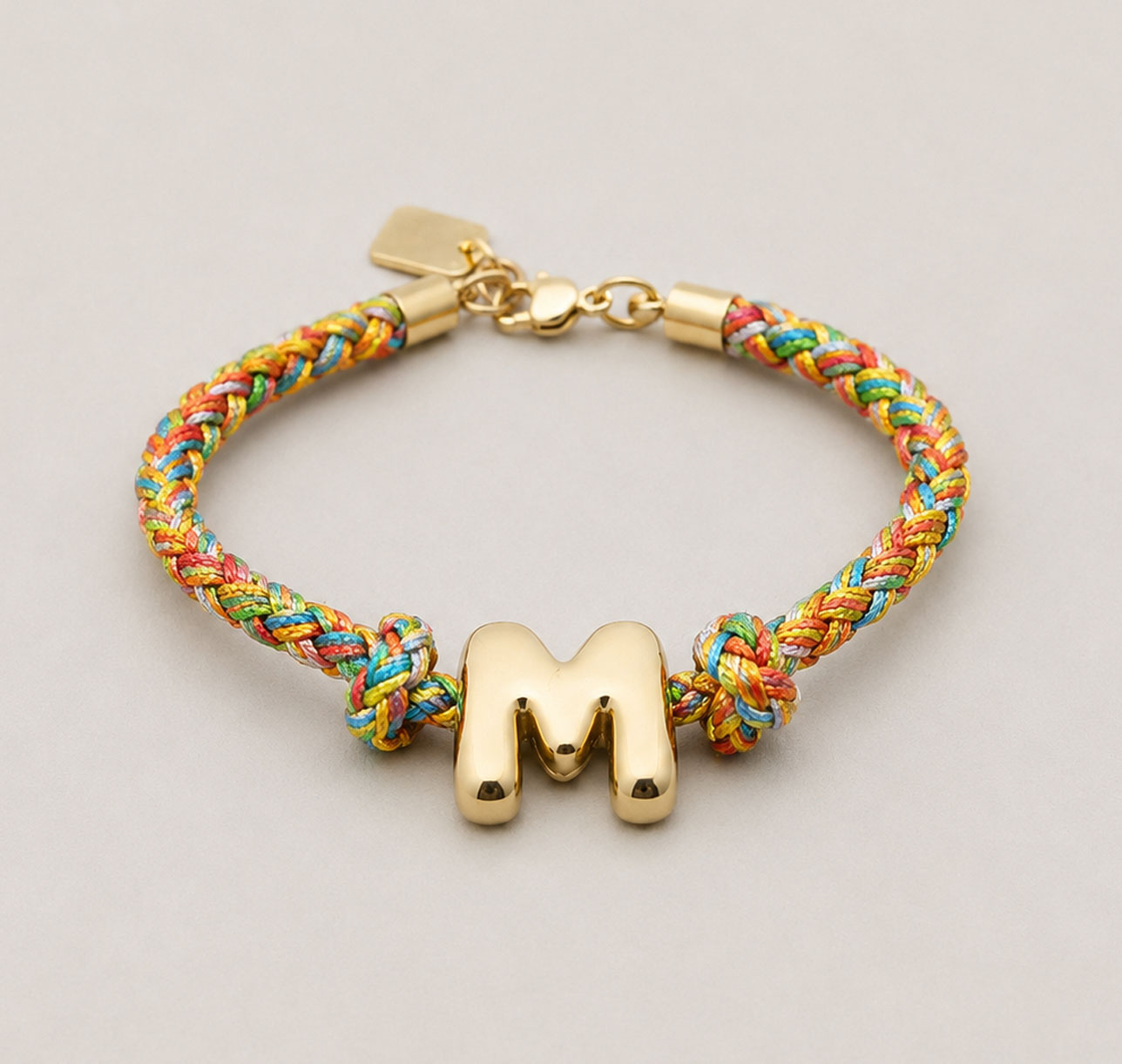 Pulsera Inicial Grande Dorada 18k con Cordón