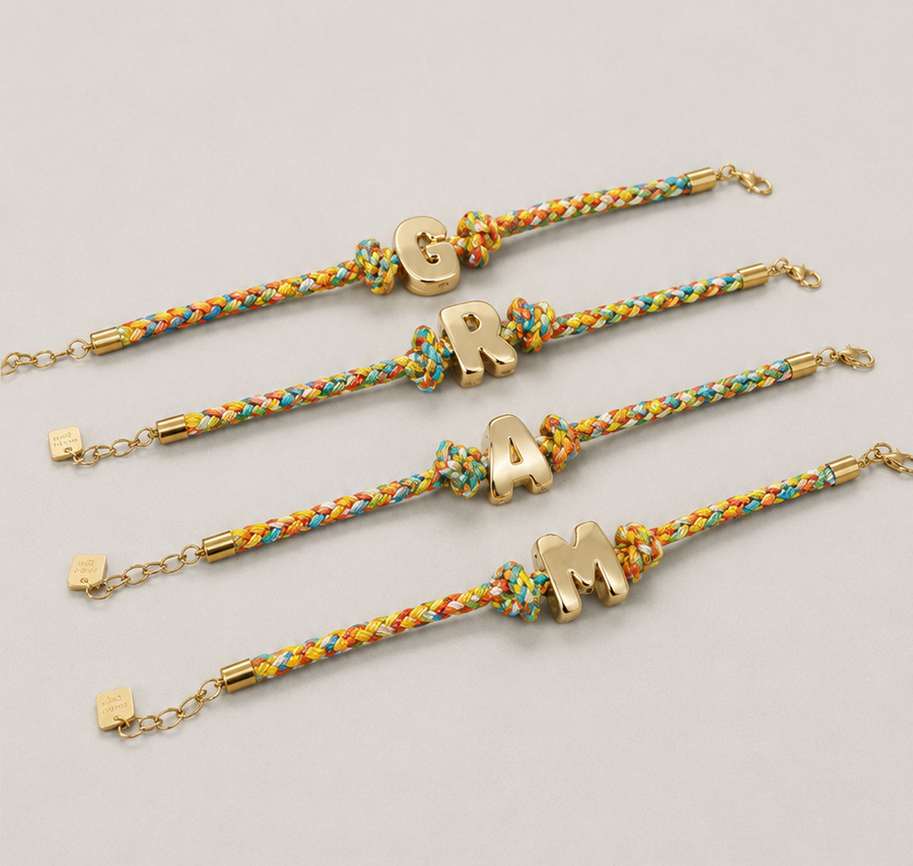 Pulsera Inicial Grande Dorada 18k con Cordón