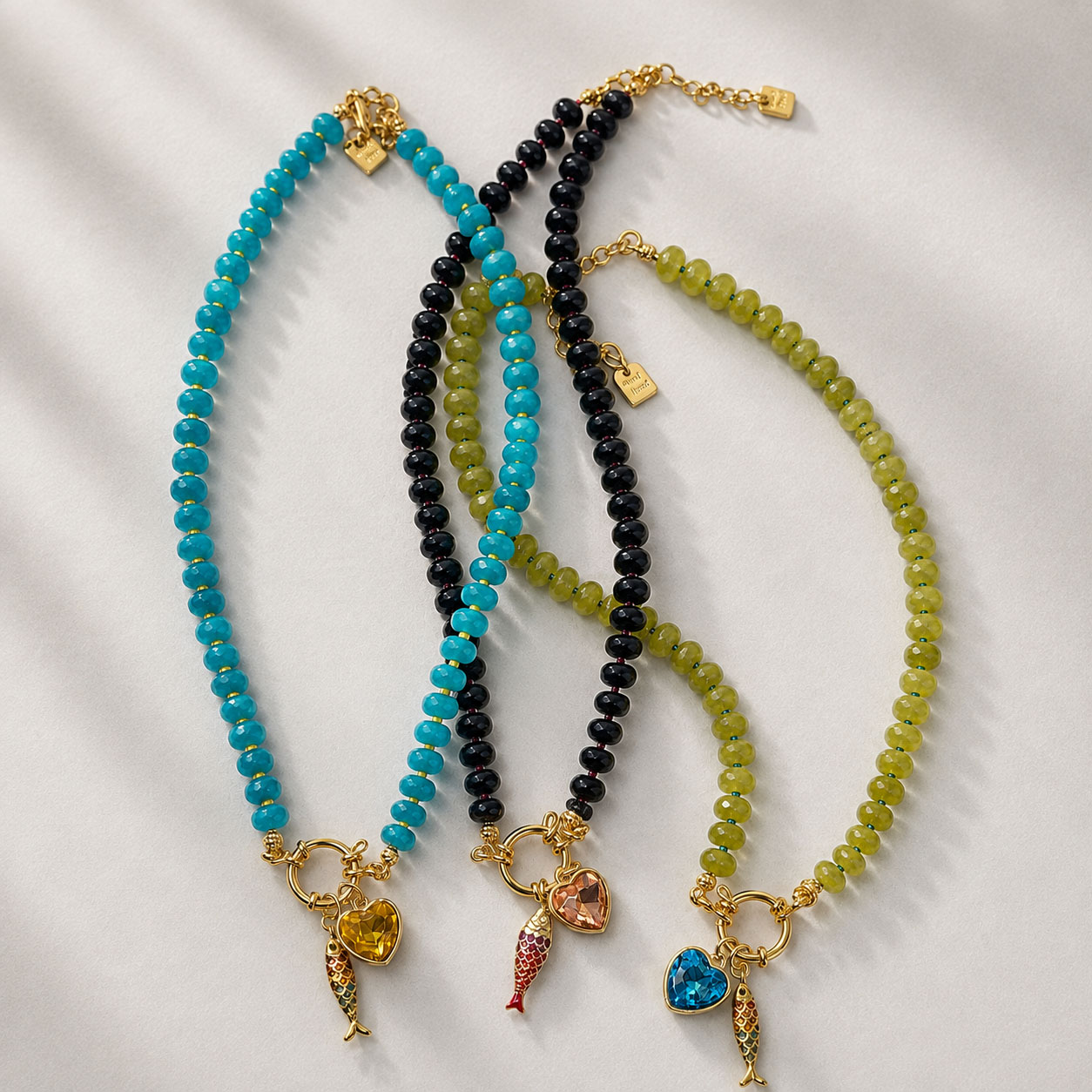 Collar piedras naturales azul y rojo con dijes dorado
