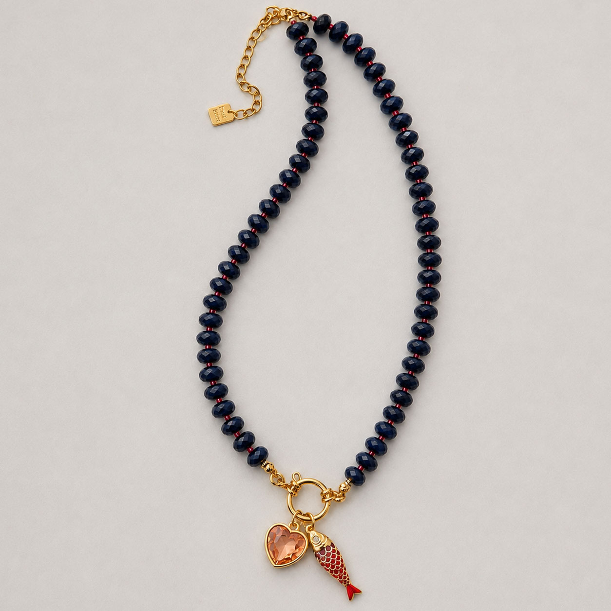 Collar piedras naturales azul y rojo con dijes dorado