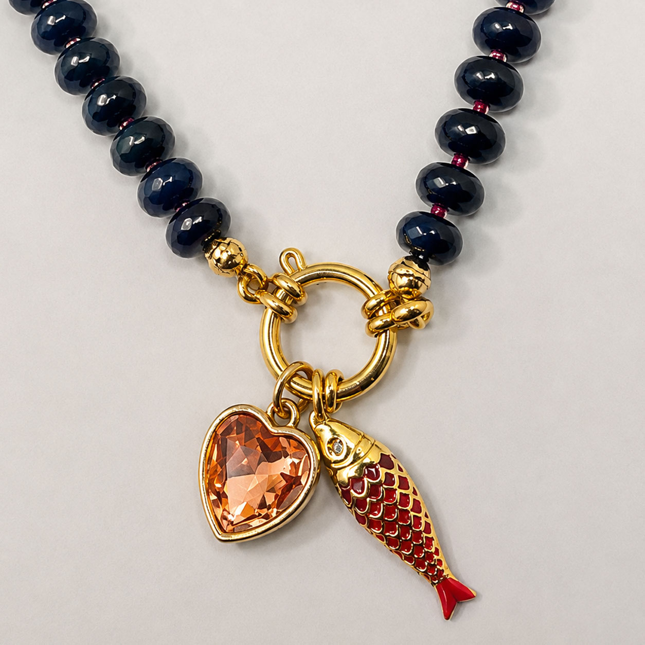 Collar piedras naturales azul y rojo con dijes dorado — foto 3
