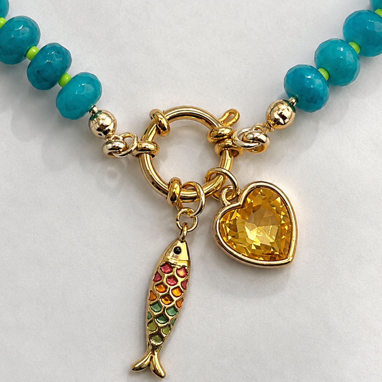 Collar piedras naturales turquesas y verde con dije pez dorado