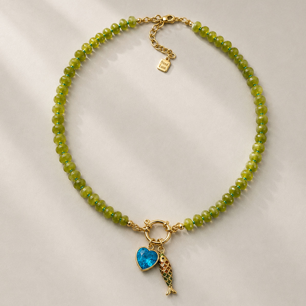 Collar piedras naturales verde y turquesa con dije pez dorado