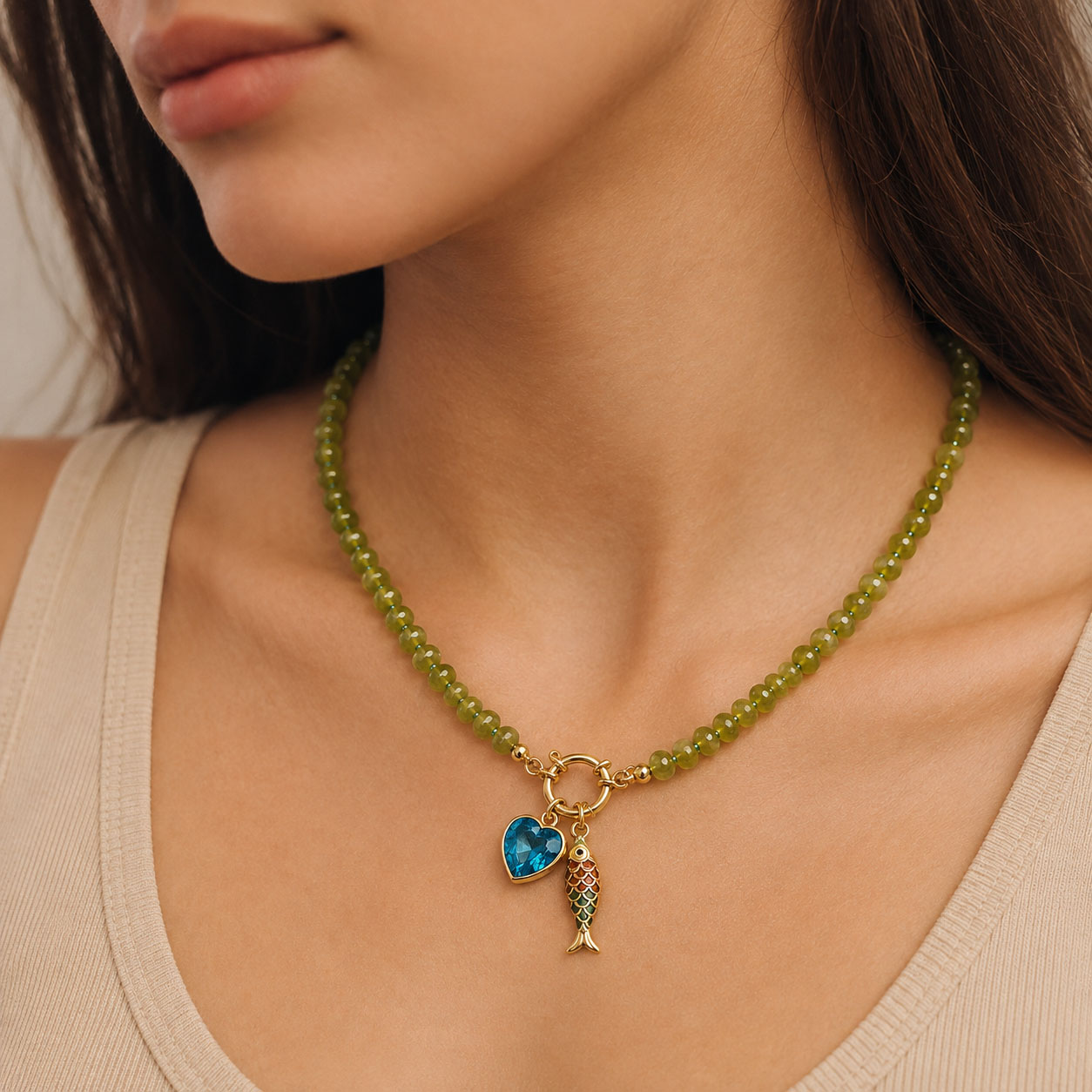 Collar piedras naturales verde y turquesa con dije pez dorado