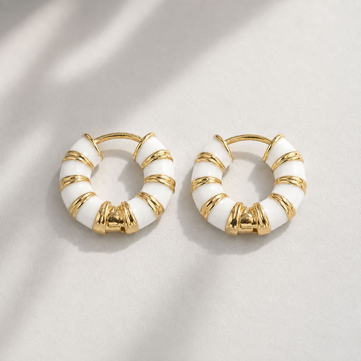 Aros Blancos Oro 18k y Esmalte