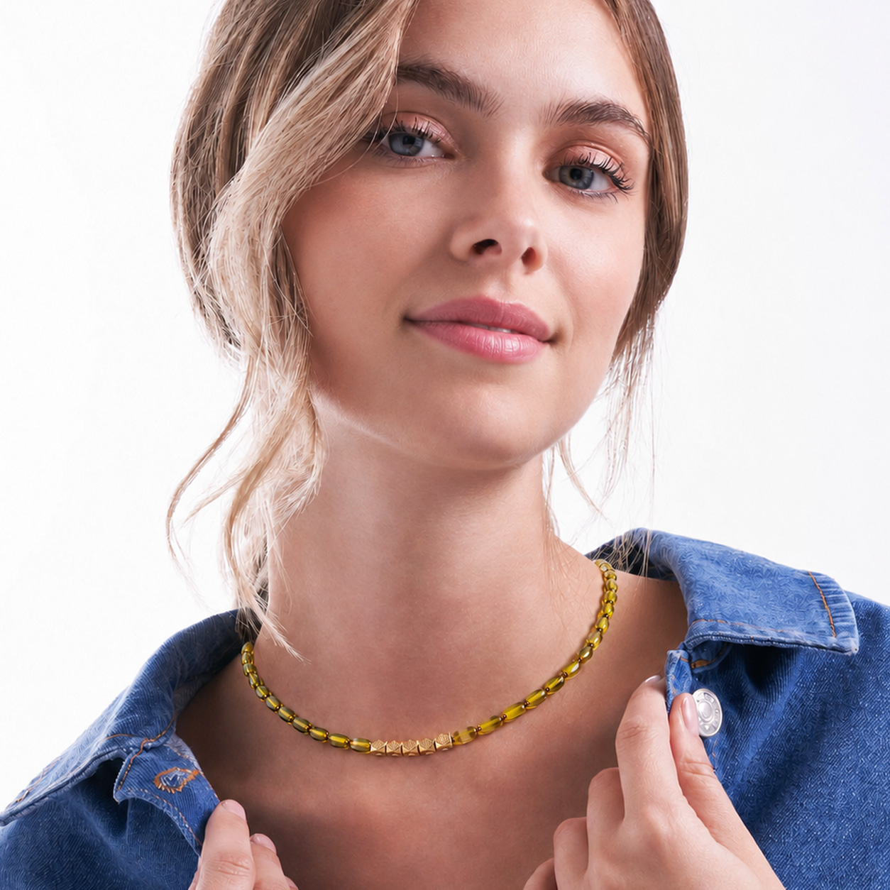 Collar corto al cuello, con cristales amarillas y cuentas bañadas en oro 18k.