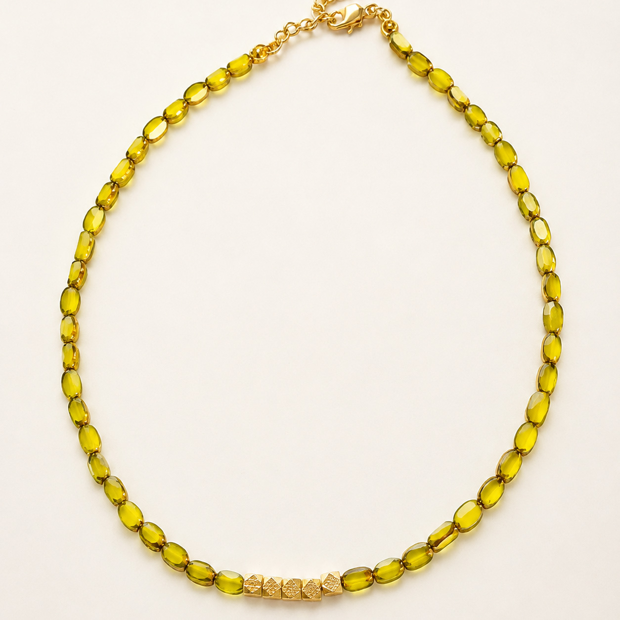 Collar corto al cuello, con cristales amarillas y cuentas bañadas en oro 18k.