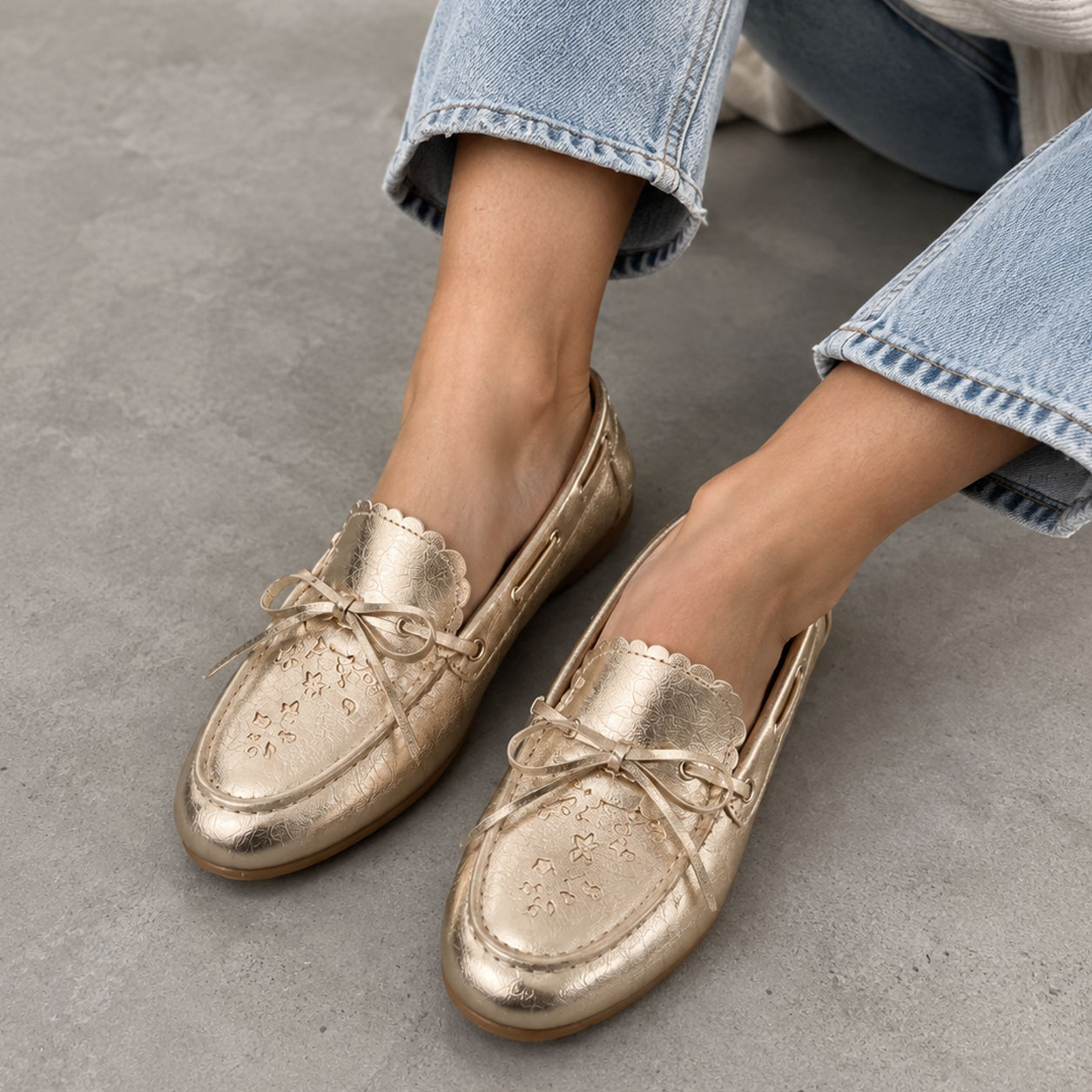 Mocasín de Mujer de Cuero Dorado Calado con Cordon  