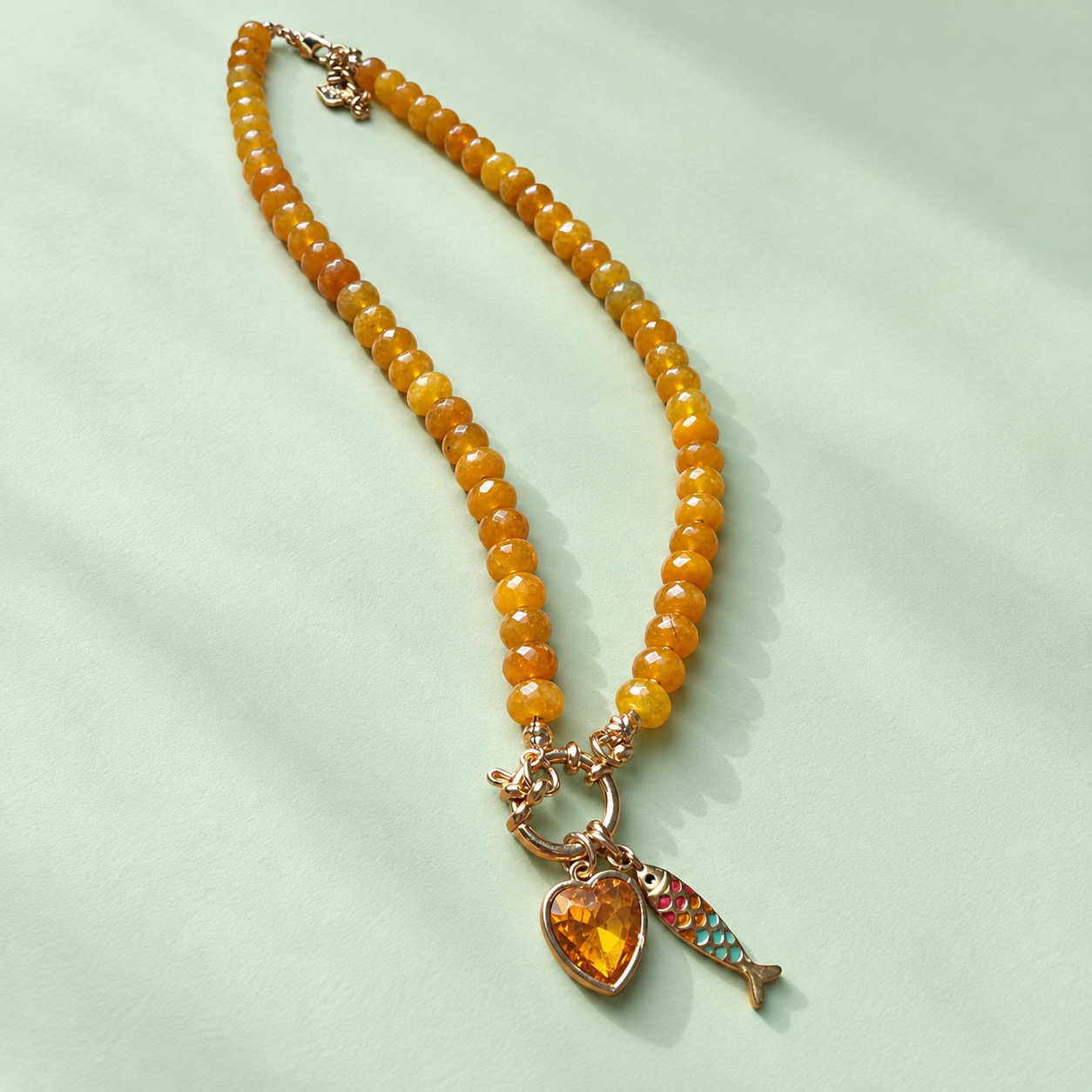 Collar piedras naturales ambar beige con dijes dorado