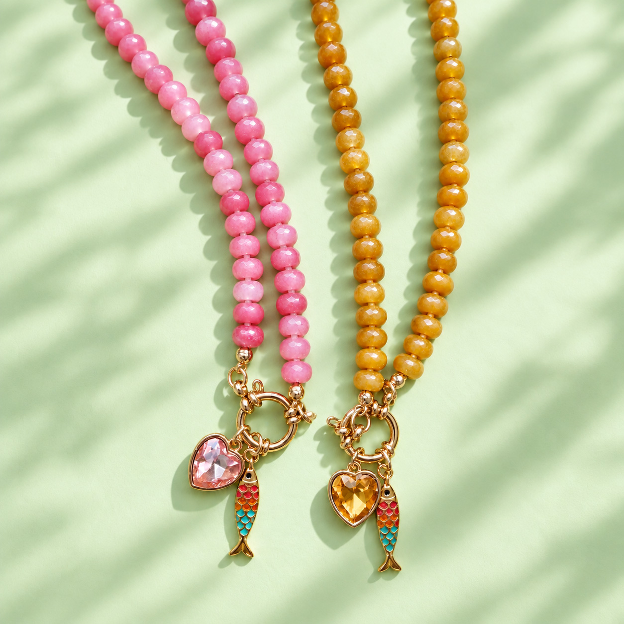 Collar piedras naturales ambar beige con dijes dorado