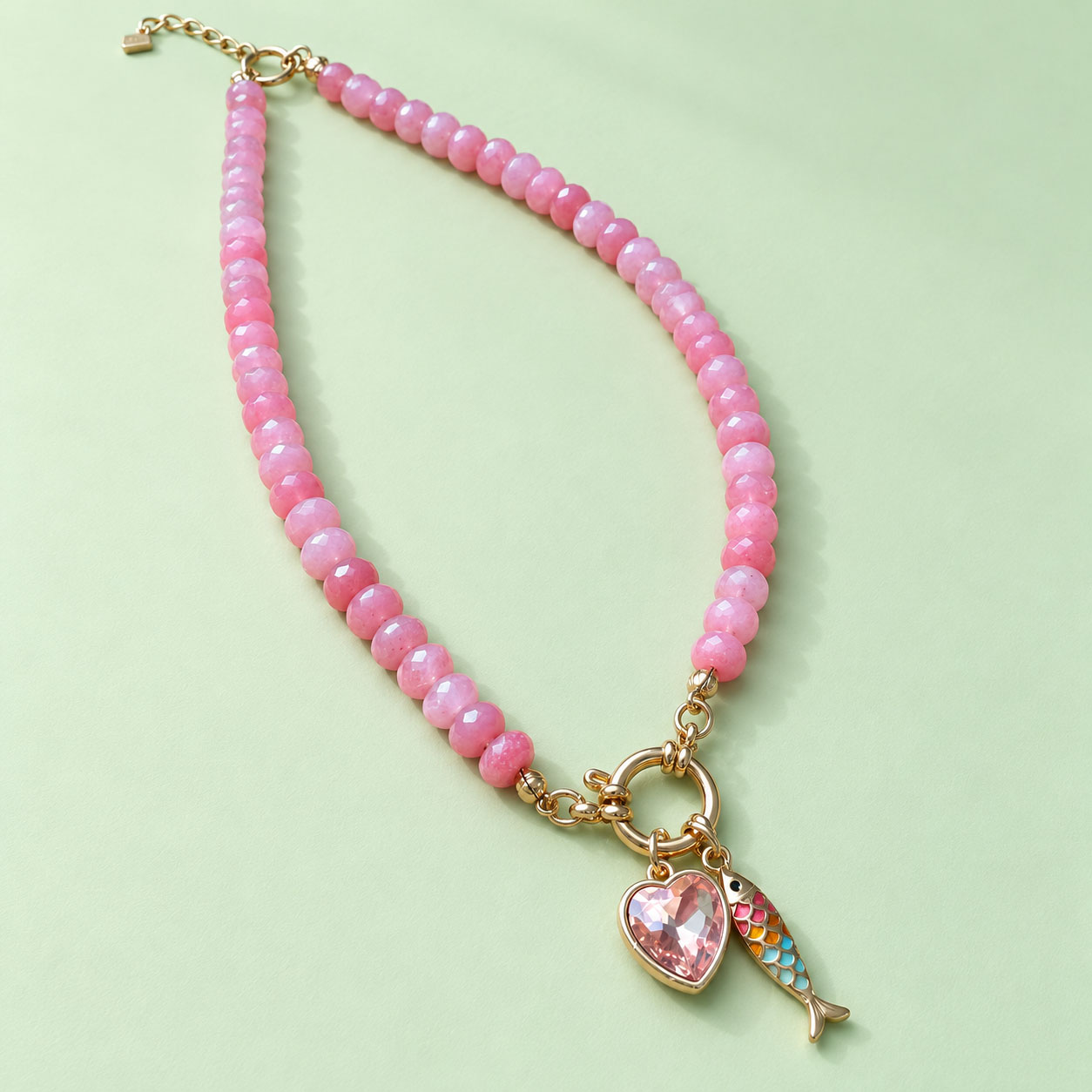Collar piedras naturales rosa nude con dijes dorado