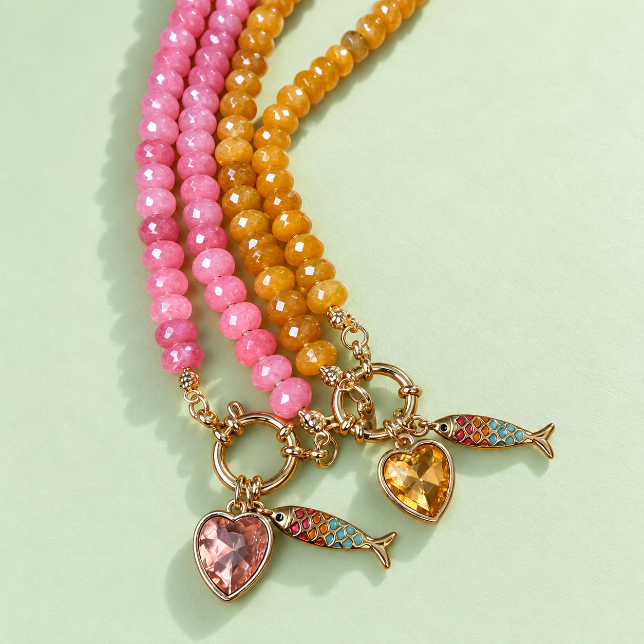 Collar piedras naturales rosa nude con dijes dorado