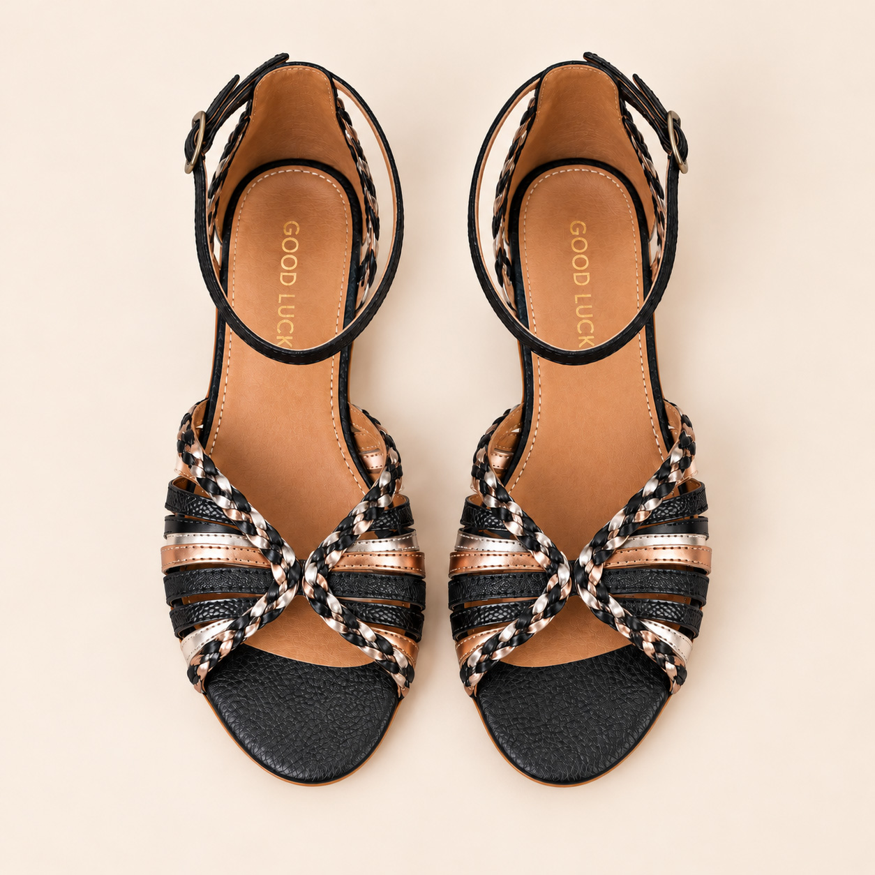 Sandalias chatitas de cuero color negro con trencitas