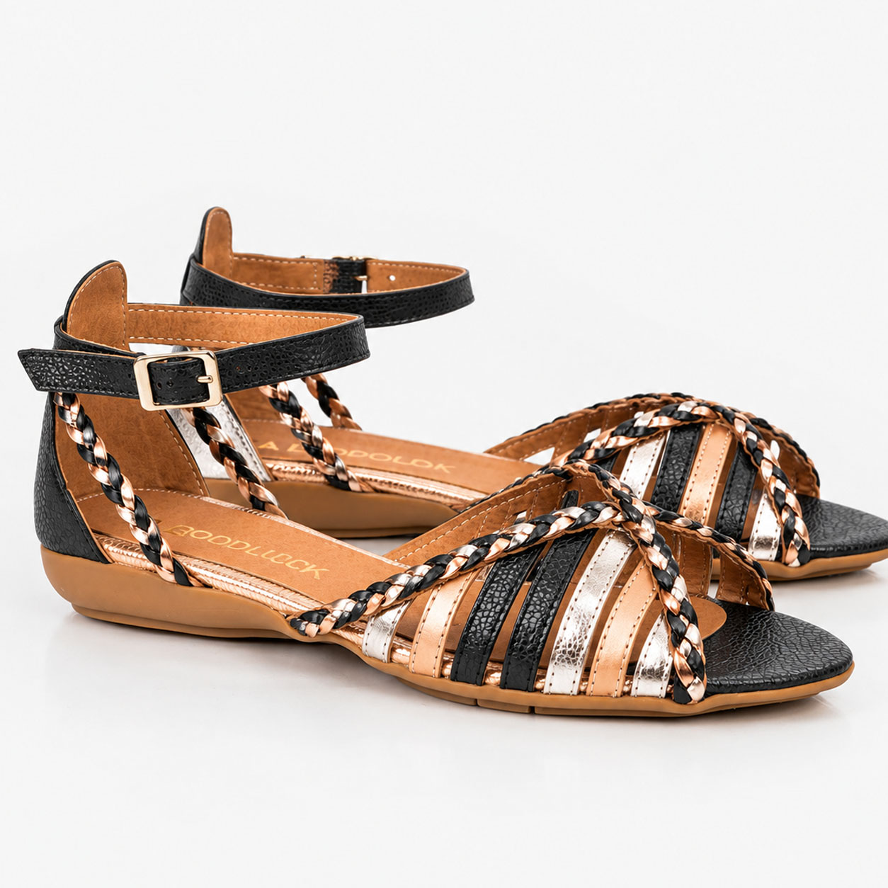 Sandalias chatitas de cuero color negro con trencitas