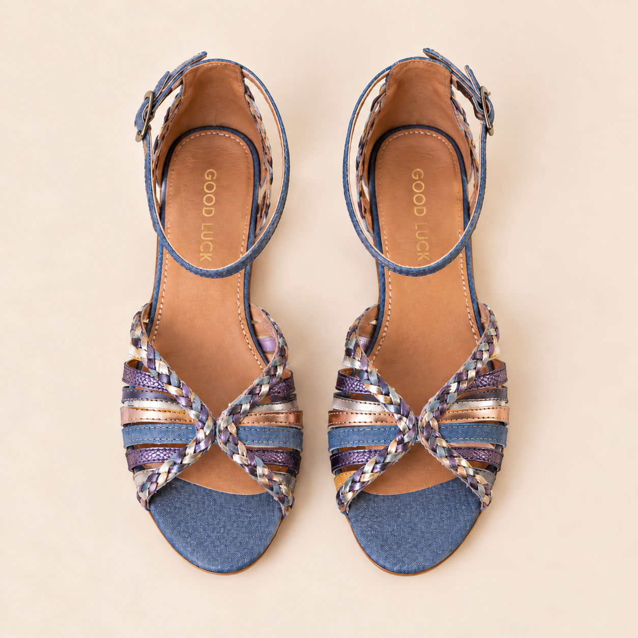 Sandalias chatitas de cuero color azul con trencitas