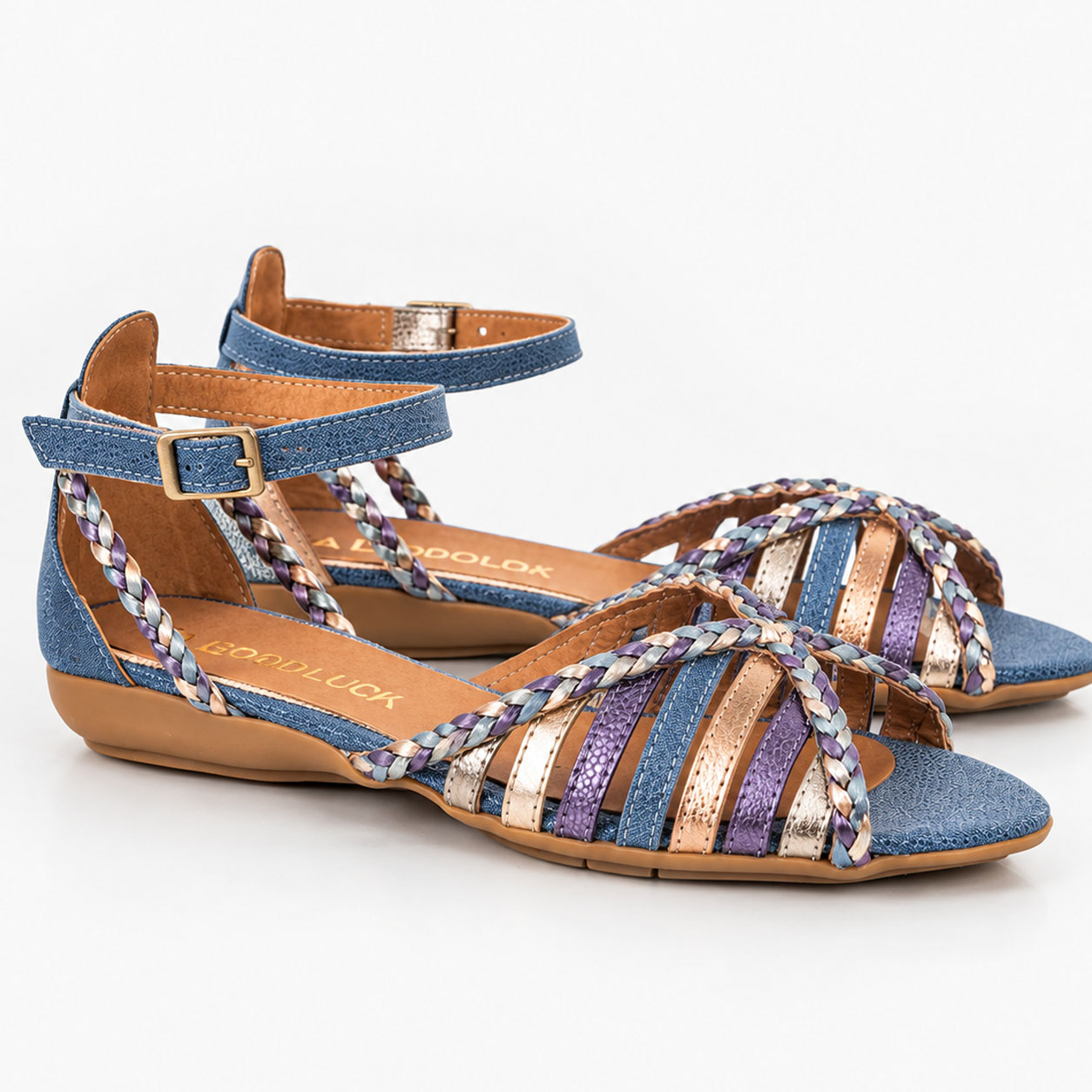Sandalias chatitas de cuero color azul con trencitas