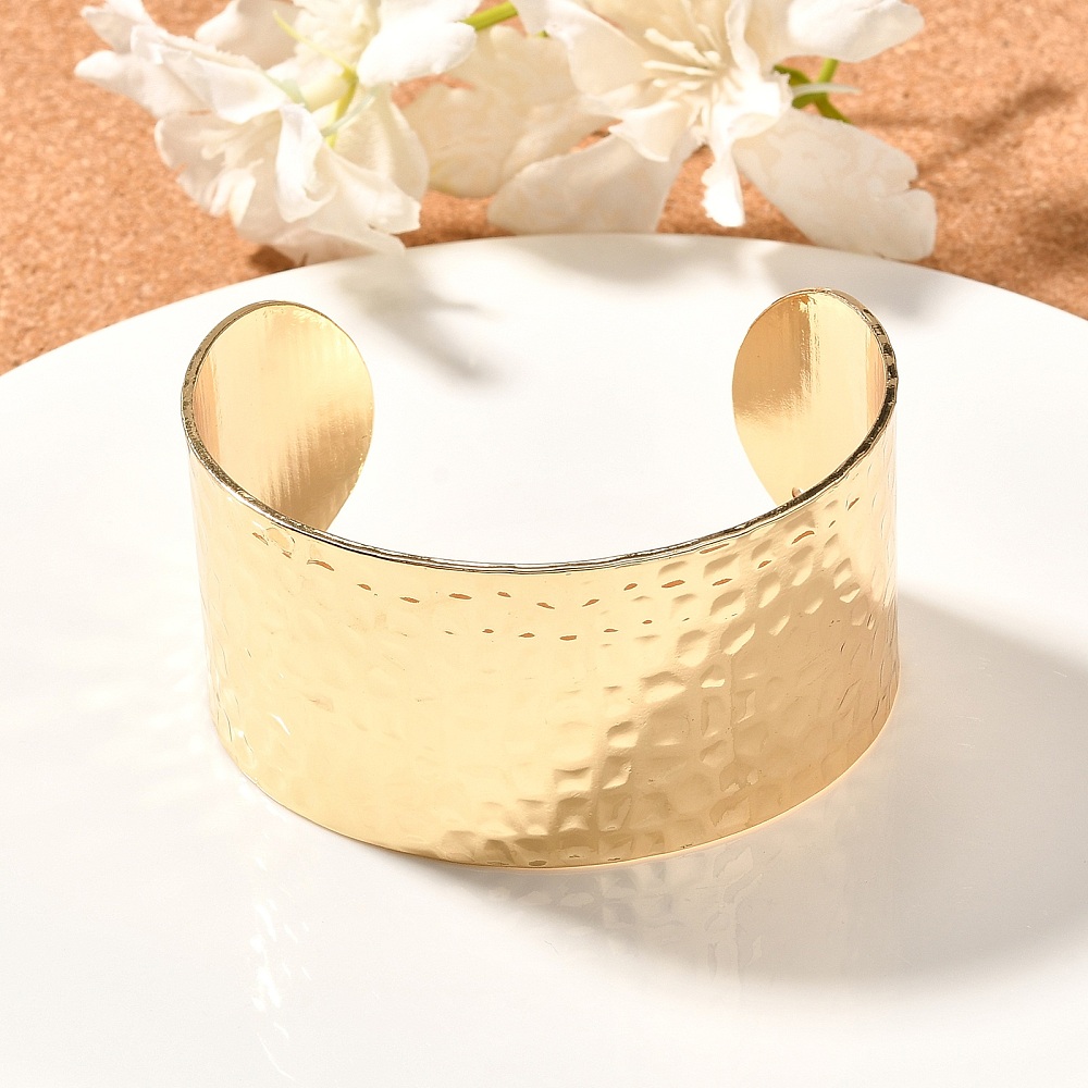 Brazalete Ancho de Acero Quirúrgico Baño de Oro 18k — foto 5